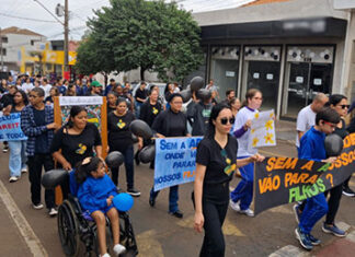 Pais, alunos e autoridades participam de ato em defesa das escolas especiais