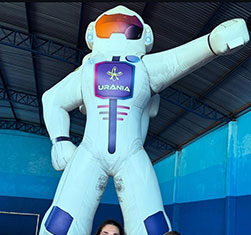 Alunos viajam pelo Sistema Solar através de exposição de planetáio