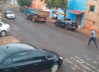 Caminhão desgovernado provoca susto em moradores