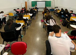 Alunos da 3ª série do Ensino Médio do Colégio Ecel participam do simulado do ENEM