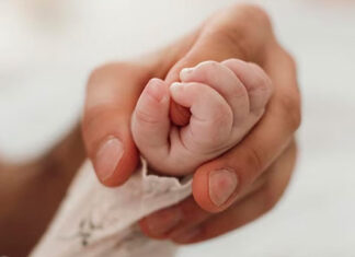 Bebê de quatro meses sofre três fraturas no braço e investigação aponta maus-tratos