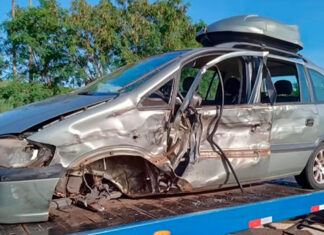 Jovens ficam feridos em acidente entre carro e carreta na PR-855