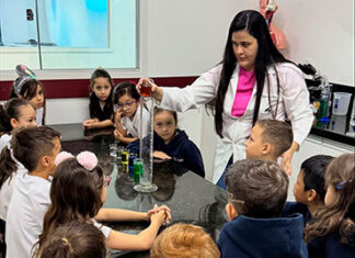 Alunos se encantam com novas descobertas em aula experimental