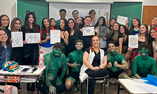 Professora de Língua Portuguesa do Colégio ECEL Bandeirantes, Jhuliene Fabian, trabalha ‘Poesia Concreta’ com os alunos da 3º série