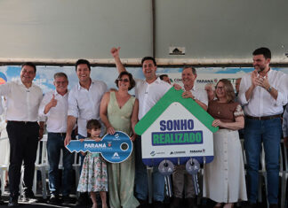 Governador Ratinho Junior entrega casa própria a 83 famílias de Siqueira Campos