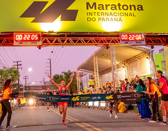 Milhares de atletas cruzam a Ponte de Guaratuba na 1ª Maratona Internacional do Paraná