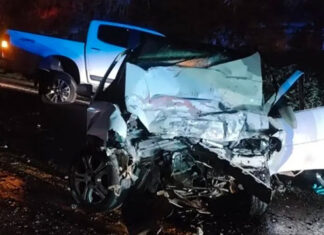 Colisão frontal entre carro e caminhonete deixa um morto na BR-153 em Jacarezinho