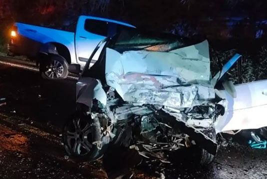 Colisão frontal entre carro e caminhonete deixa um morto na BR-153 em Jacarezinho