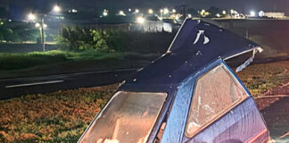 Escort parte ao meio após batida violentíssima na rodovia BR-376