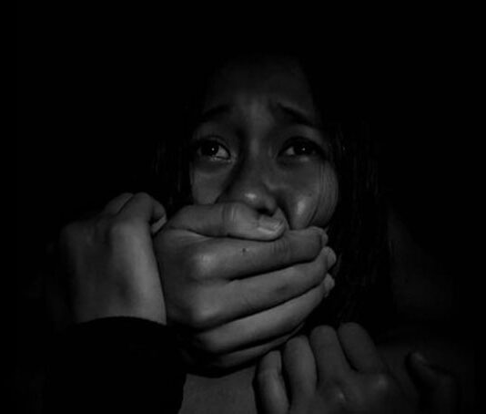 Idoso é preso e denunciado após abusar de criança de 7 anos
