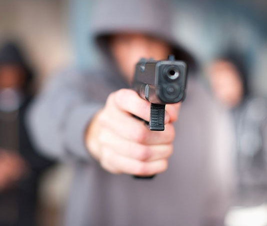 Jovem de 19 anos é morto a tiros em bar de Jacarezinho; suspeitos são adolescentes