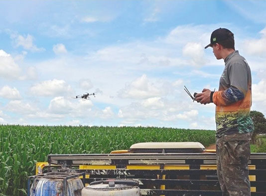Nova geração de produtores investe na pulverização por drone