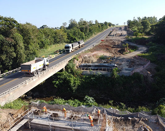 Obras de içamento na BR-153 altera fluxo entre Santo Antônio da Platina e Jacarezinho nesta terça-feira
