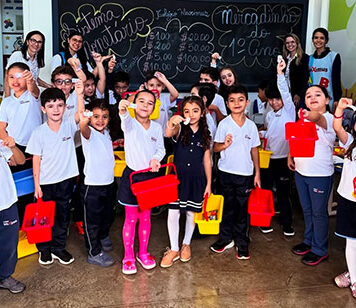 Alunos do Colégio Maximus aprendem sobre sistema monetário de forma lúdica