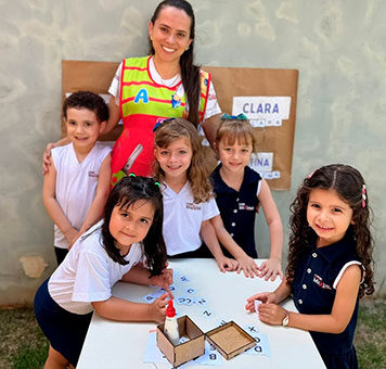 Atividade lúdica no Colégio Maximus transforma o aprendizado dos nomes