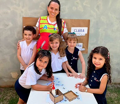 Atividade lúdica no Colégio Maximus transforma o aprendizado dos nomes