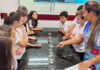 Ciência que toca: alunos do Colégio Maximus exploram conceitos de som com copos musicais