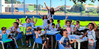 Alunos do Colégio Maximus unem pintura e inglês no Nível II