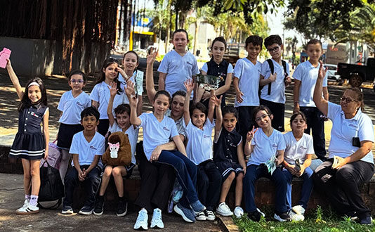 Alunos do 2º ano do Colégio Maximus exploram a história e a natureza de Andirá