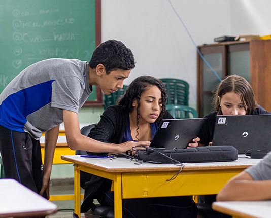 Escolas estaduais do Paraná promovem cadastro de alunos para mercado de trabalho