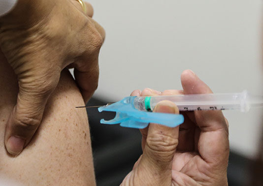 Vacinação contra a gripe no Paraná será aberta para público em geral a partir de segunda