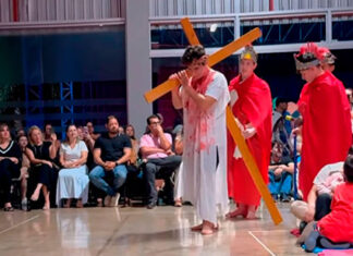 Alunos do Colégio Maximus encenam Paixão de Cristo e emocionam público