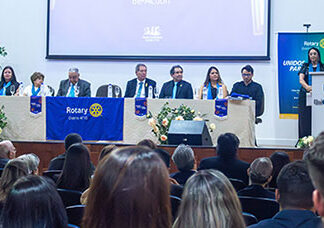 Distrito 4710 do Rotary International homenageia sócios-fundadores em noite marcada por emoção