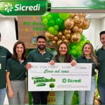 Associada de Cornélio Procópio fatura R$ 5 mil em sorteio da Poupança Premiada Sicredi