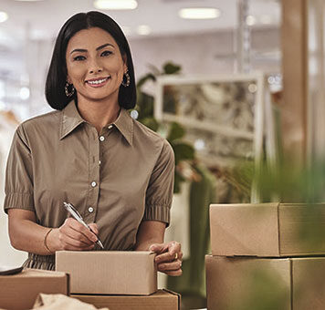 Sicredi impulsiona empreendedorismo feminino com crédito e iniciativas voltadas à educação