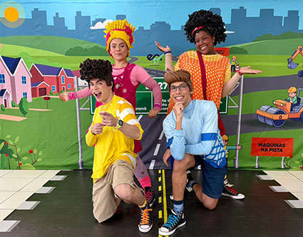 Teatro pedagógico leva conscientização sobre trânsito a alunos do Norte Pioneiro e dos Campos Gerais