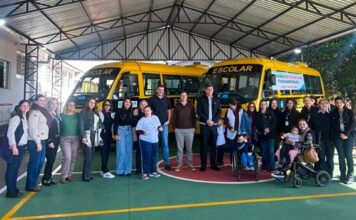 Pedro Lupion entrega novos ônibus escolares aos alunos da APAE de Cornélio Procópio