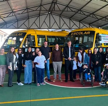 Pedro Lupion entrega novos ônibus escolares aos alunos da APAE de Cornélio Procópio
