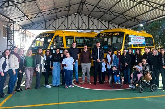 Pedro Lupion entrega novos ônibus escolares aos alunos da APAE de Cornélio Procópio