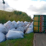 Reboque de bitrem tomba e interdita parcialmente a PR-151 entre Wenceslau Braz e Santana do Itararé