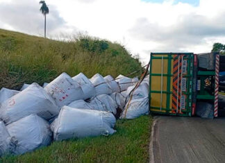Reboque de bitrem tomba e interdita parcialmente a PR-151 entre Wenceslau Braz e Santana do Itararé