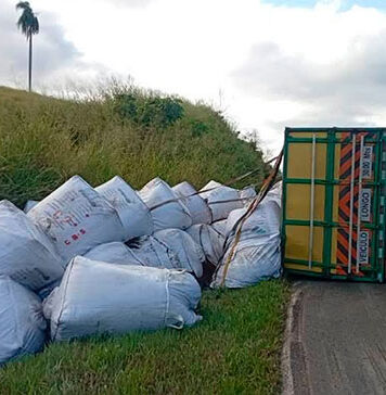 Reboque de bitrem tomba e interdita parcialmente a PR-151 entre Wenceslau Braz e Santana do Itararé