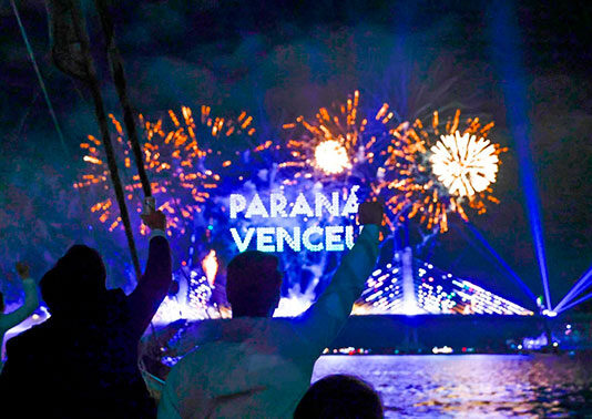 Show de luzes, drones e música emociona o público e celebra entrega da Ponte de Guaratuba