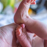 Pais são presos como principais suspeitos de estupro e morte da própria filha recém-nascida