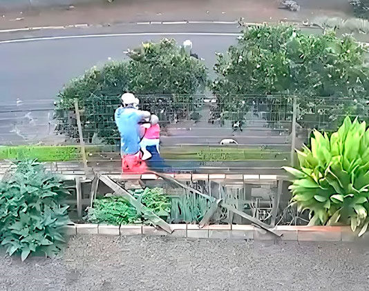 Antes de perder forças e a vida, jovem vítima de feminicídio ainda caminha por 100 metros com filha bebê no colo